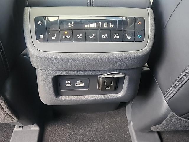 Photo of 2025 White / Black Nissan Pathfinder