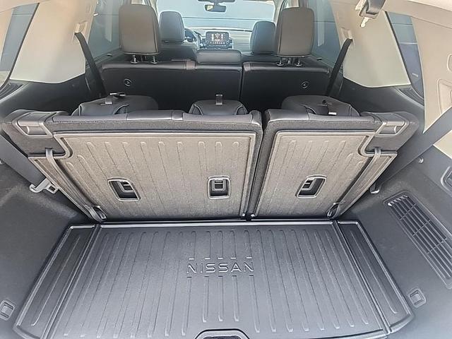 Photo of 2025 White / Black Nissan Pathfinder