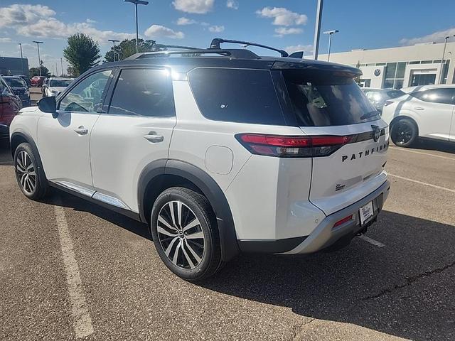 Photo of 2025 White / Black Nissan Pathfinder