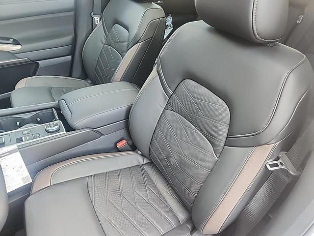 Photo of 2025 White / Black Nissan Pathfinder