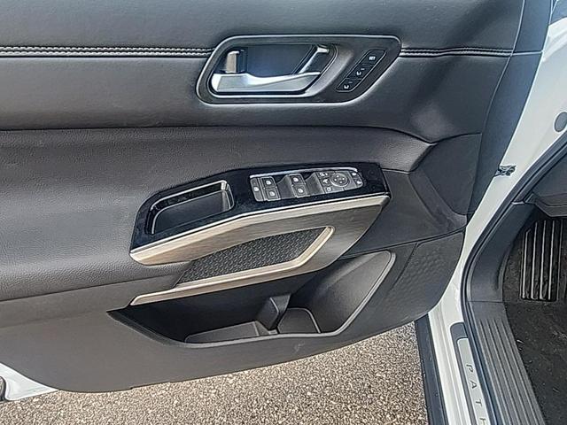 Photo of 2025 White / Black Nissan Pathfinder