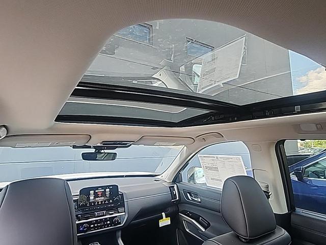 Photo of 2025 White / Black Nissan Pathfinder