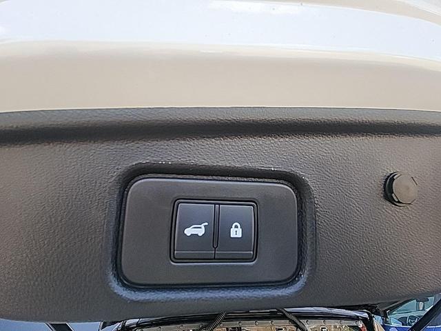Photo of 2025 White / Black Nissan Pathfinder