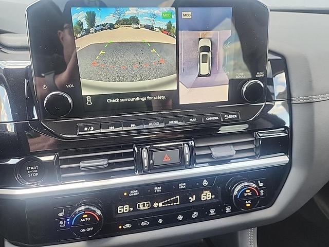 Photo of 2025 White / Black Nissan Pathfinder