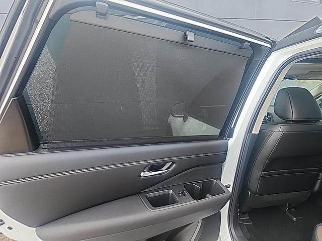 Photo of 2025 White / Black Nissan Pathfinder