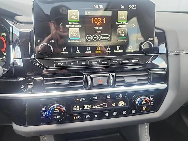 Photo of 2025 White / Black Nissan Pathfinder