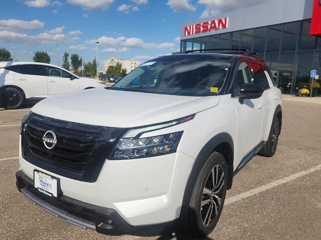 Photo of 2025 White / Black Nissan Pathfinder