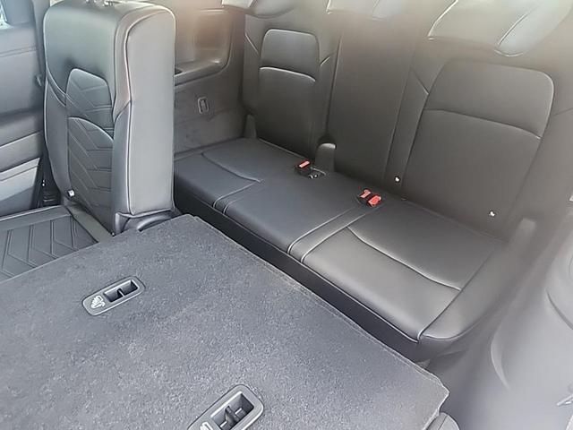 Photo of 2025 White / Black Nissan Pathfinder