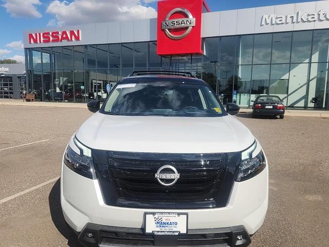 Photo of 2025 White / Black Nissan Pathfinder