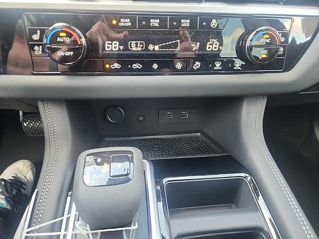 Photo of 2025 White / Black Nissan Pathfinder