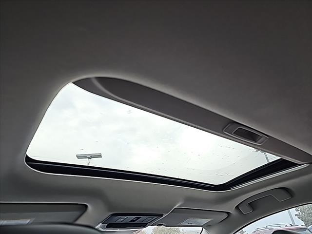 Photo of 2025 Aspen White Tricoat/Super Black Nissan Sentra