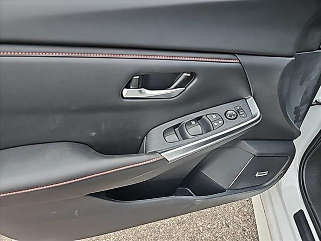 Photo of 2025 Aspen White Tricoat/Super Black Nissan Sentra