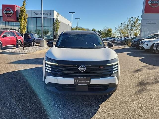 Photo of 2025 Aspen White Tricoat/Super Black Nissan Kicks