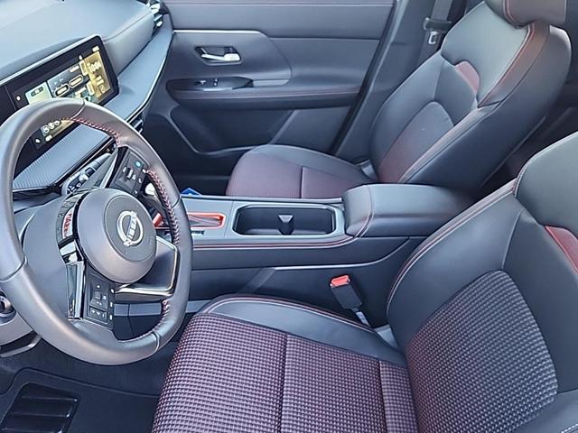 Photo of 2025 Aspen White Tricoat/Super Black Nissan Kicks