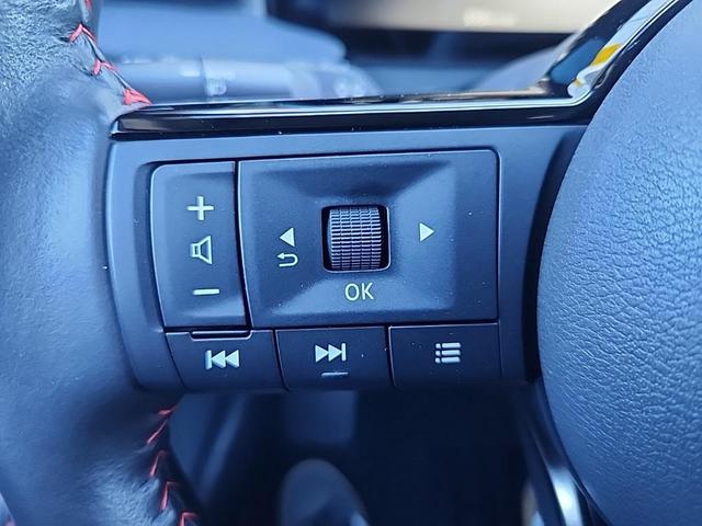 Photo of 2025 Aspen White Tricoat/Super Black Nissan Kicks