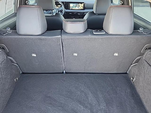 Photo of 2025 Aspen White Tricoat/Super Black Nissan Kicks