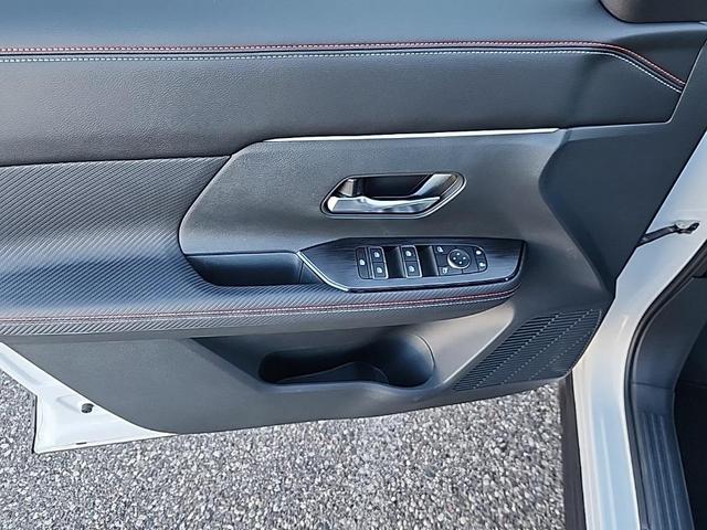 Photo of 2025 Aspen White Tricoat/Super Black Nissan Kicks