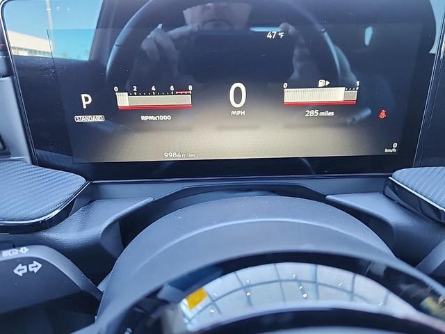Photo of 2025 Aspen White Tricoat/Super Black Nissan Kicks