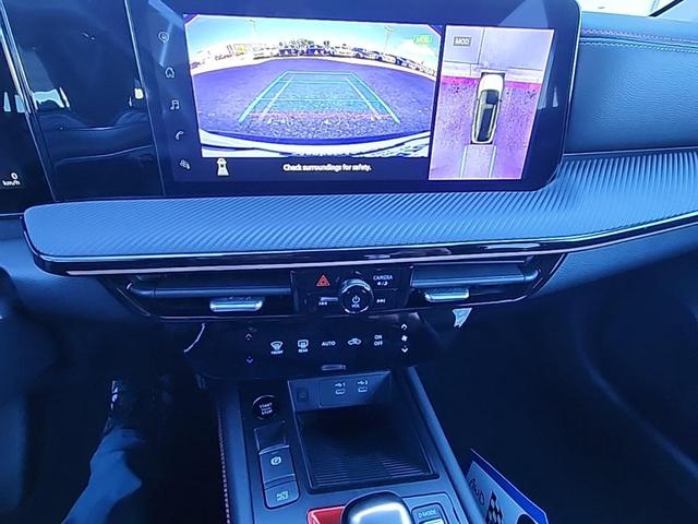 Photo of 2025 Aspen White Tricoat/Super Black Nissan Kicks