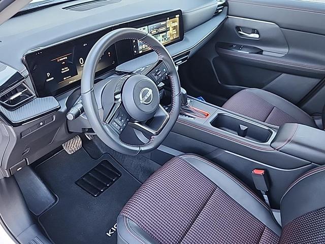 Photo of 2025 Aspen White Tricoat/Super Black Nissan Kicks