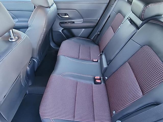 Photo of 2025 Aspen White Tricoat/Super Black Nissan Kicks