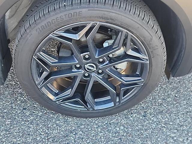 Photo of 2025 Aspen White Tricoat/Super Black Nissan Kicks