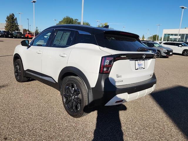 Photo of 2025 Aspen White Tricoat/Super Black Nissan Kicks