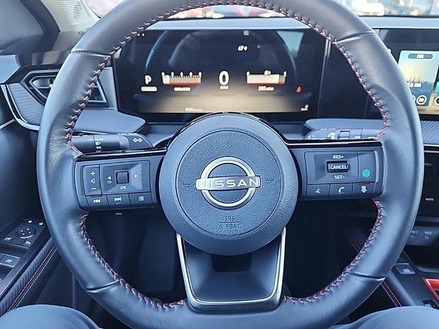 Photo of 2025 Aspen White Tricoat/Super Black Nissan Kicks