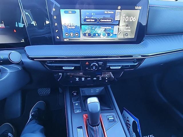 Photo of 2025 Aspen White Tricoat/Super Black Nissan Kicks