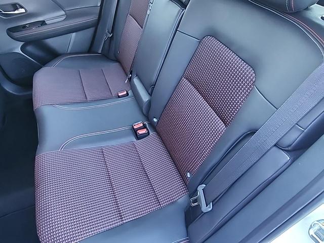 Photo of 2025 Aspen White Tricoat/Super Black Nissan Kicks