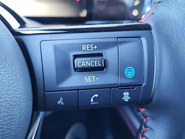 Photo of 2025 Aspen White Tricoat/Super Black Nissan Kicks