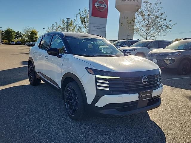 Photo of 2025 Aspen White Tricoat/Super Black Nissan Kicks