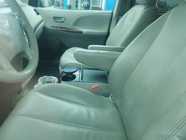 Photo of 2014 Predawn Gray Mica Toyota Sienna