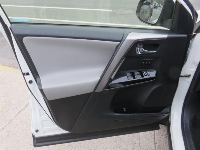 Photo of 2018 Blizzard Pearl Toyota RAV4 Hybrid