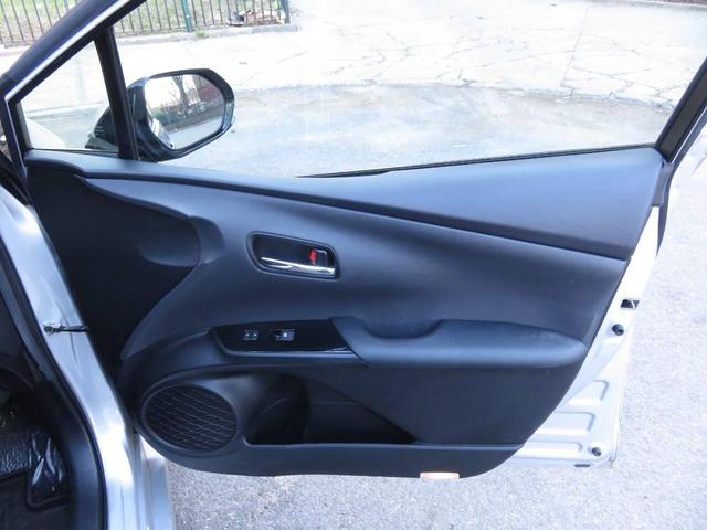 Photo of 2017 Classic Silver Metallic Toyota Prius Prime