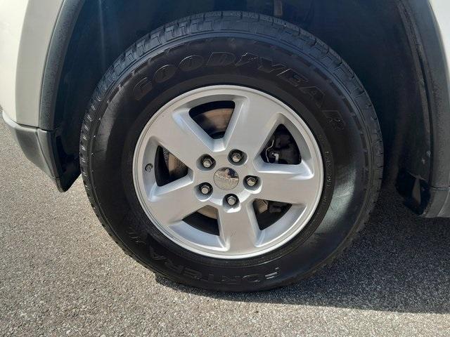 Photo of 2012 Stone White Clearcoat Jeep Grand Cherokee