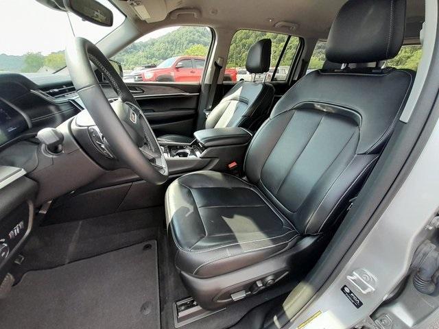Photo of 2022 Silver Zynith Jeep Grand Cherokee