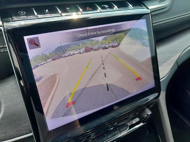 Photo of 2022 Silver Zynith Jeep Grand Cherokee