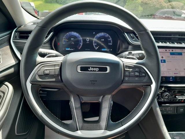 Photo of 2022 Silver Zynith Jeep Grand Cherokee