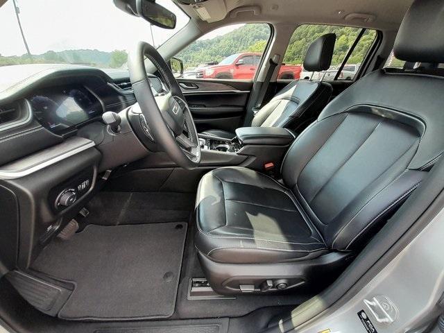 Photo of 2022 Silver Zynith Jeep Grand Cherokee