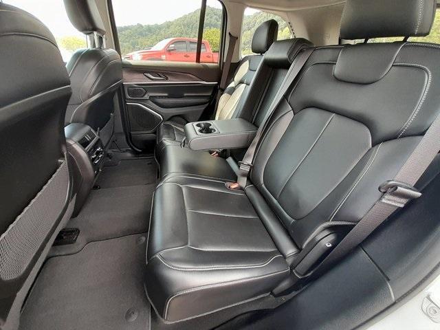 Photo of 2022 Silver Zynith Jeep Grand Cherokee