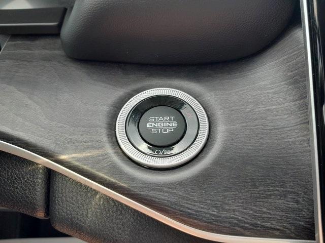 Photo of 2022 Silver Zynith Jeep Grand Cherokee