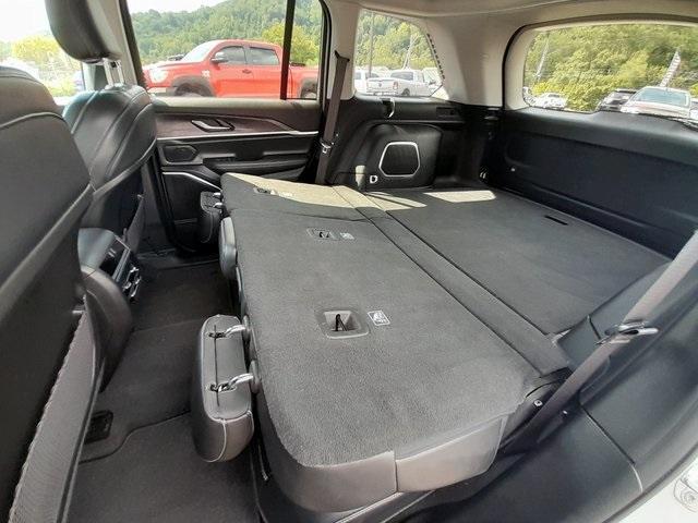 Photo of 2022 Silver Zynith Jeep Grand Cherokee