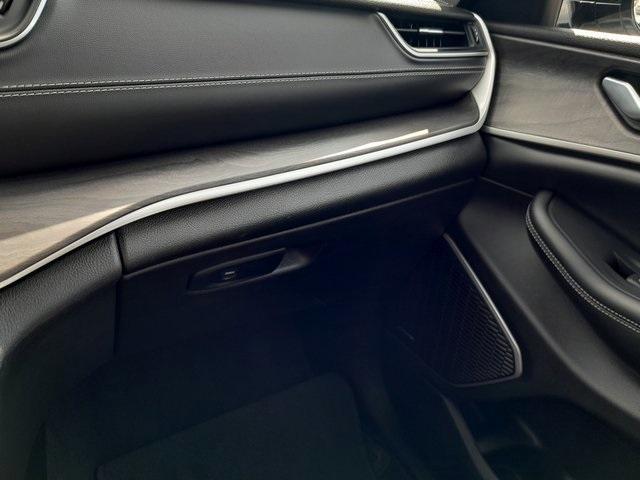 Photo of 2022 Silver Zynith Jeep Grand Cherokee