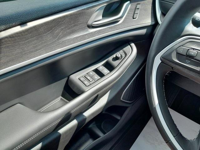 Photo of 2022 Silver Zynith Jeep Grand Cherokee