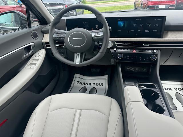 Photo of 2024 Onyx Black Hyundai SONATA Hybrid