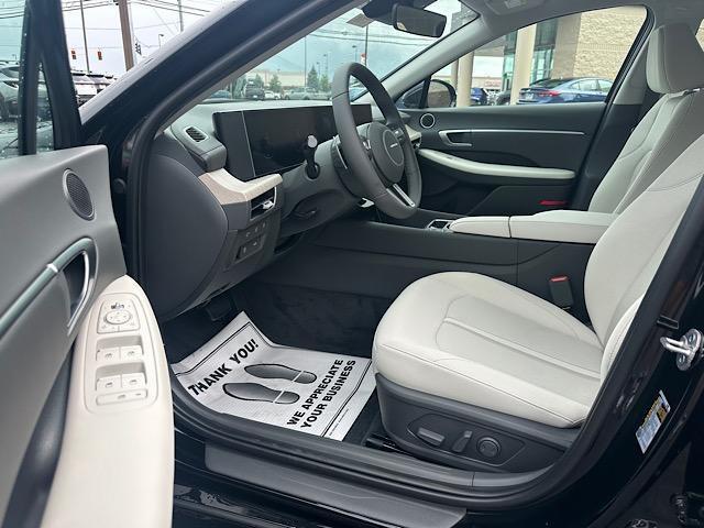 Photo of 2024 Onyx Black Hyundai SONATA Hybrid