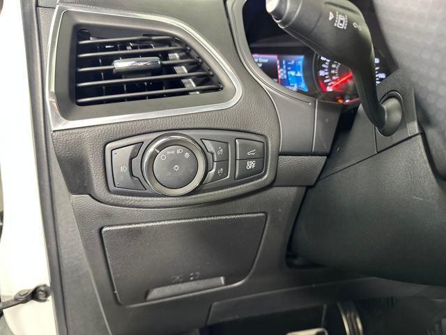 Photo of 2022 Star White Metallic Tri-Coat Ford Edge