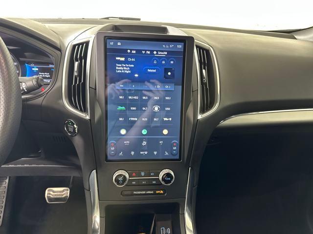 Photo of 2022 Star White Metallic Tri-Coat Ford Edge