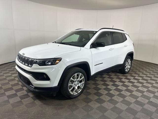 Photo of 2023 Bright White Clearcoat Jeep Compass